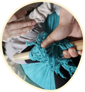 vue détail, resserrage du bassin, des mains serre un tissu autour de la taille