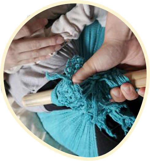 vue détail, resserrage du bassin, des mains serre un tissu autour de la taille