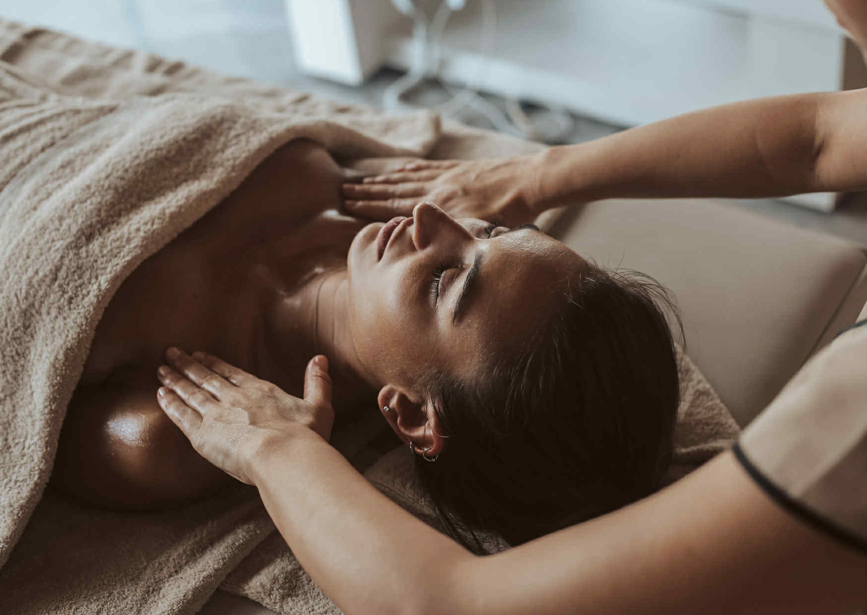 visuel A fleur de soi, femme sur une table de massage, se faisant masser