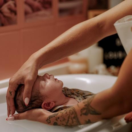 visuel Cœur à corps, bébé se faisant masser le haut du crane