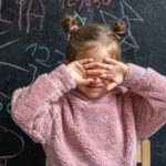 visuel Phobie scolaire, jeune enfant , ses mains devant les yeux, faisant la tête