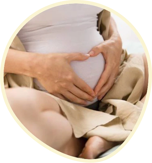 visuel massage-bientôt-maman, détail mais posées sur le ventre d'une femme enceinte