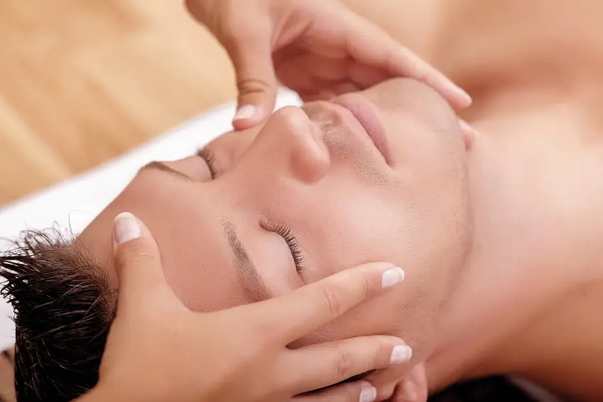 visuel massage-visage-KOBIDO, femme se faisant masser le visage